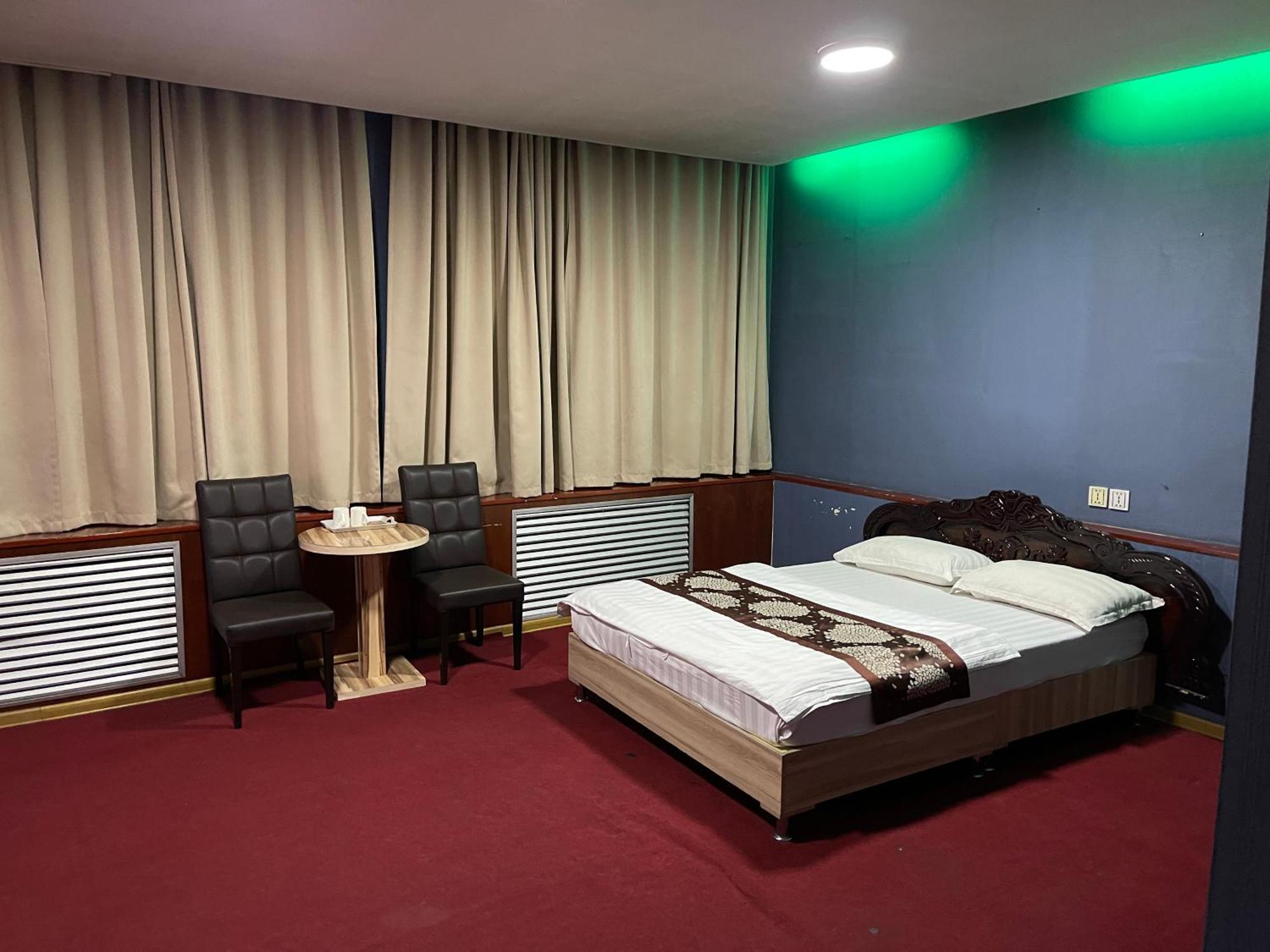 Zolotoi Drakon Hotel อัลมาตี ภายนอก รูปภาพ