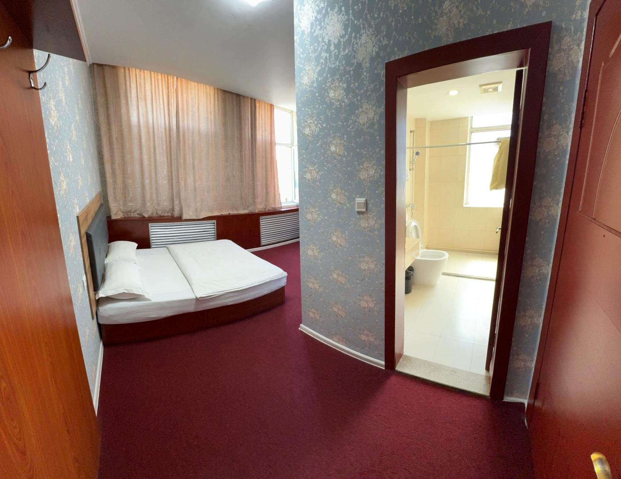 Zolotoi Drakon Hotel อัลมาตี ภายนอก รูปภาพ