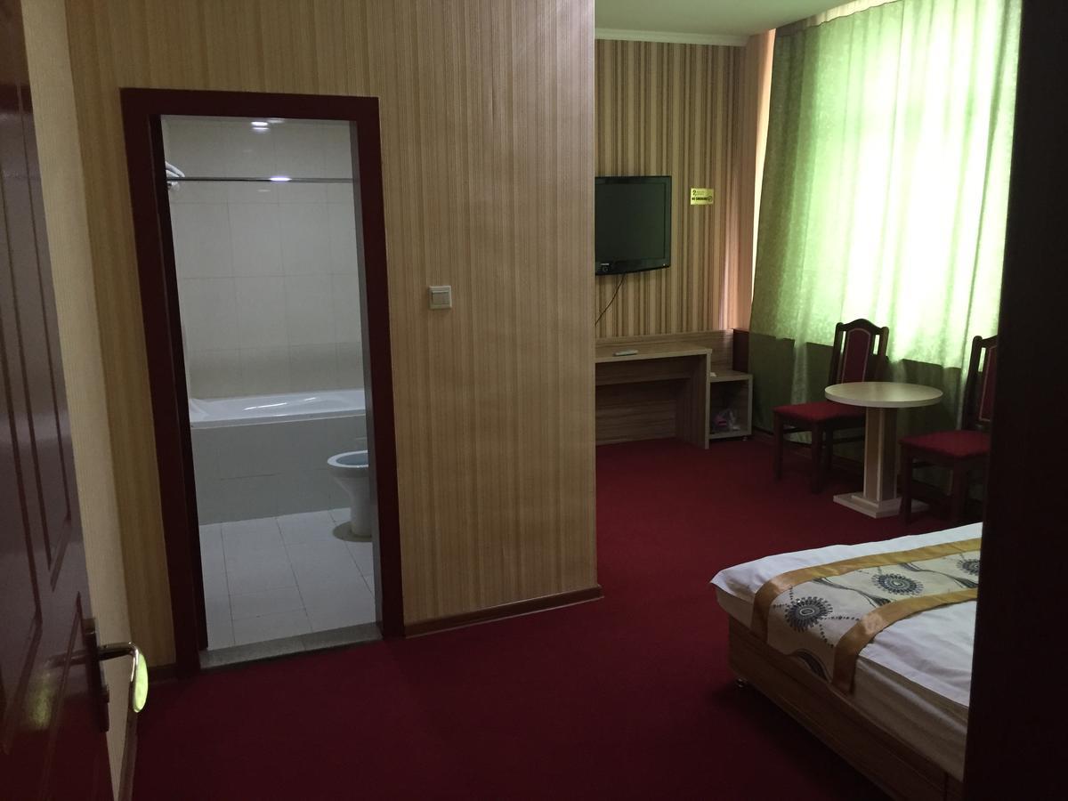 Zolotoi Drakon Hotel อัลมาตี ภายนอก รูปภาพ